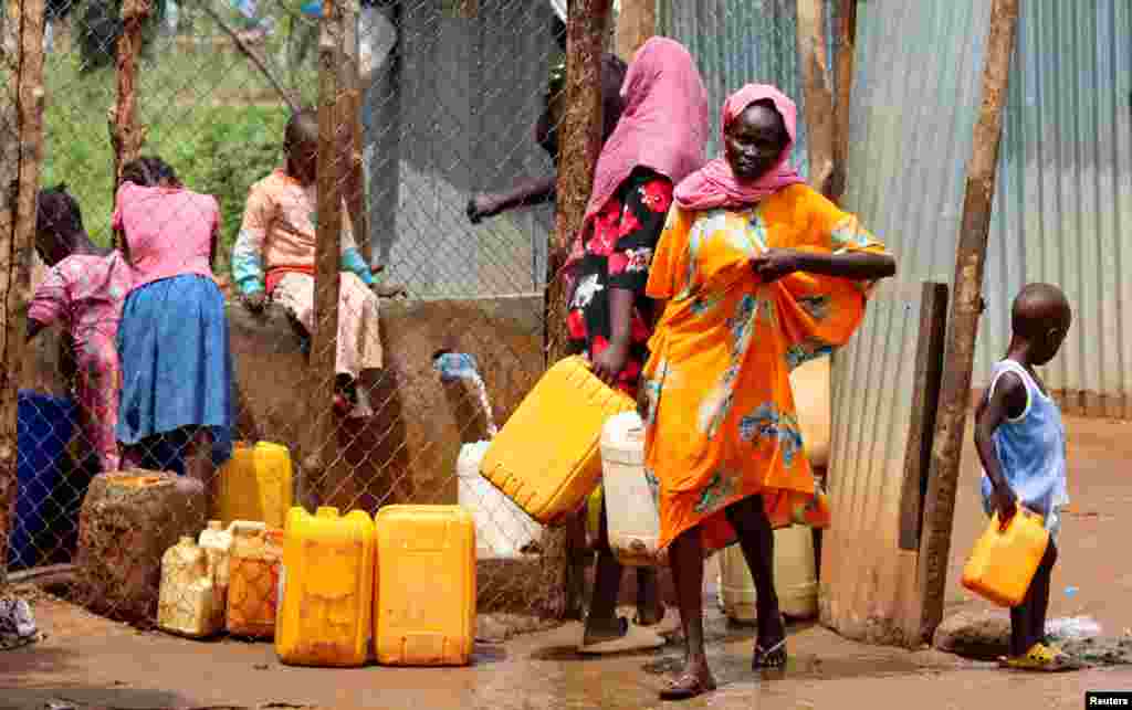 Судански бегалци собираат вода од чешма во бегалскиот камп Гором во кој се сместени, во близина на Џуба, Јужен Судан.