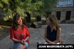 Cecilia De Vicenti (kiri) and Mabel Careaga (kanan), anak-anak perempuan dari Azucena Villaflor dan Esther Ballestrino de Careaga, para pendiri kelompok HAM, Ibu-Ibu Plaza de Mayo, saat diwawancarai oleh AFP di Buenos Aires, 15 Maret 2023, (Foto: Juan Mabromata/AFP)