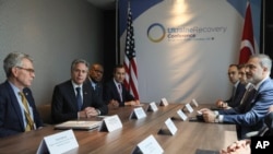 U.S. Secretary of State Antony Blinken, second left, meets with Turkish Foreign Minister Hakan Fidan, right, on the sidelines of the Ukraine Recovery Conference in London, June 21, 2023.