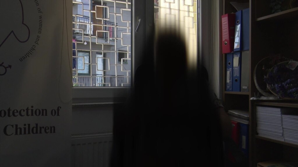 Kosovë, tetë gra në ditë viktima të dhunës në familje – historia e njërës prej tyre