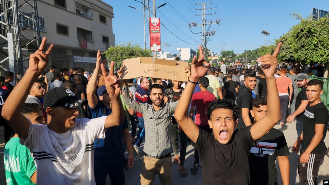 Warga Palestina meneriakkan slogan-slogan selama aksi protes terhadap pemadaman listrik di wilayah itu dan kondisi kehidupan yang sulit di sepanjang jalan Khan Younis, Jalur Gaza selatan, 30 Juli 2023.