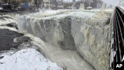 Mist van Great Falls creëert op 18 januari 2024 een bevroren wonderland rond de watervallen in Paterson, NJ.