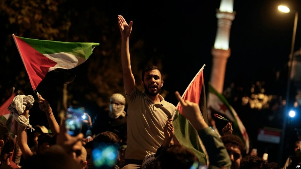 Mọi người hô khẩu hiệu chống Israel trong khi vẫy cờ Palestine trong một cuộc biểu tình kỷ niệm các cuộc tấn công mà nhóm chiến binh Hamas thực hiện chống lại Israel, ở Istanbul, Thổ Nhĩ Kỳ, ngày 7 tháng 10 năm 2023.