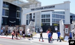 Piketeri nose natpise ispred studija Amazon u Culver Cityju, Kalifornija, 17. jula 2023.