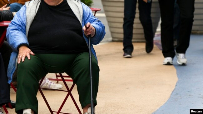 미국 뉴욕 타임스퀘어의 한 노천 의자에 비만 여성이 앉아 있다.(자료사진)