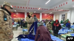中国新疆阿克苏地区乌什县发生7.1级地震后，当地居民在临时避难所休息。（2024年1月23日）