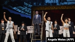 Penyanyi opera AS Will Liverman tampil saat gladi bersih X: Kehidupan dan Zaman Malcolm X di Metropolitan Opera di New York City, 31 Oktober 2023. (Foto: Angela Weiss/AFP)