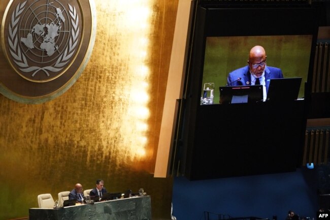 BM Genel Kurul Başkanı Dennis Francis, New York'taki Genel Kurul Salonu'nda, Ukrayna’daki savaşın ikinci yıldönümü için toplanan BM'nin 193 üye devletinin temsilcilerine hitap etti.