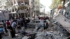 31 اکتوبر 2023 کو جنوبی غزہ کی پٹی میں رفح میں اسرائیلی بمباری کے بعد فلسطینی ایک عمارت کے ملبے میں زندہ بچ جانے والوں کی تلاش کر رہے ہیں