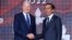 Presiden AS Joe Biden (Kiri) disambut Presiden Joko Widodo saat menjelang dimulainya KTT G20, 15 November 2022, Nusa Dua, Bali. (Foto: Leon Neal/Pool via REUTERS)