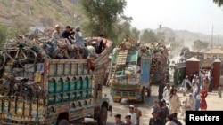 موترهای حامل پناهجویان افغان در مرز پاکستان- افغانستان