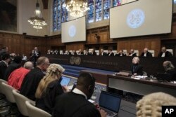 Para hakim dan para hadirin dalam sidang di Mahkamah Internasional di Den Haag, Belanda, Jumat, 12 Januari 2024. (AP/Postingan Patrick)