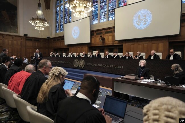 Para hakim dan para hadirin dalam sidang di Mahkamah Internasional di Den Haag, Belanda, Jumat, 12 Januari 2024. (AP/Postingan Patrick)