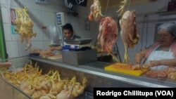 Comerciantes de la industria avícola advierten que han bajado las ventas y por ende las ganancias. Imagen de un mercado en el distrito de Lince, Lima, Perú. [Foto: Rodrigo Chillitupa, VOA].