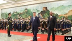 2024年1月10日，馬爾代夫總統穆罕默德·穆伊茲（右）和中國國家主席習近平在北京人民大會堂舉行的歡迎儀式上。（法新社照片）