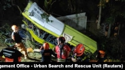 Tim SAR melakukan operasi penyelamatan setelah sebuah bus yang membawa puluhan orang jatuh dari tebing di provinsi tengah Antique, Filipina, 5 Desember 2023. (Foto: via REUTERS)
