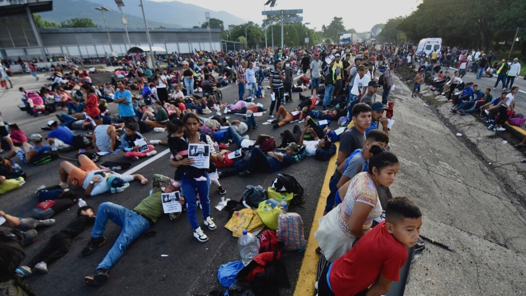 Migrantes levantan el bloqueo en la frontera sur de M xico y se