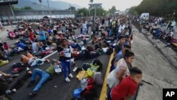 Migrantes bloquean la carretera durante su caravana a través de Huixtla, México, el 8 de noviembre de 2023. 