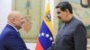 El fiscal de la Corte Penal Internacional, Karim Khan, estrecha la mano del presidente venezolano Nicolás Maduro a su llegada al Palacio de Miraflores, en Caracas, el 8 de junio.