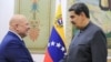 El fiscal de la Corte Penal Internacional, Karim Khan, saluda al presidente Nicolás Maduro en el Palacio de Miraflores, el 8 de junio.