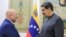 El fiscal de la Corte Penal Internacional, Karim Khan, saluda al presidente Nicolás Maduro en el Palacio de Miraflores, el 8 de junio.