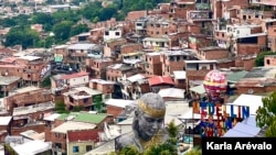 La comuna 13, en Medellín, es un conjunto de barrios que hace unos años estaban catalogados como los más peligrosos de esa parte de Colombia. Fotografía Karla Arévalo / VOA.