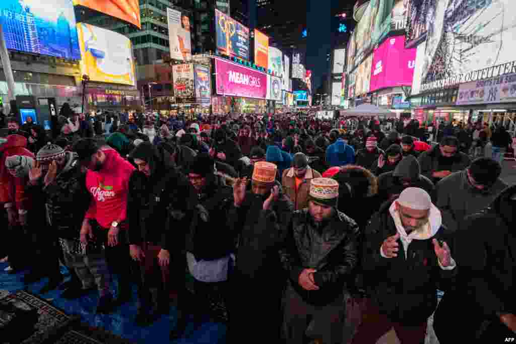 Komunitas Muslim AS melakukan salat Tarawih pada malam pertama bulan Ramadan di kawasan Times Square, Manhattan, New York. (AFP)&nbsp;