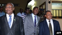 Après trois jours de garde à vue, Crépin Mboli Goumba (centre) comparaissait devant une chambre du tribunal de grande instance de Bangui.