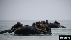 Anggota pasukan Komando Operasi Khusus AS dan anggota Komando Tentara Khusus Perang Korea Selatan berlatih bersama dalam latihan militer gabungan Ulchi di Yangyang, Korea Selatan, pada 28 Agustus 2023. (Foto: Reuters/Kim Hong-Ji)