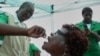 Une infirmière administre une dose de vaccin contre le choléra lors du lancement de la campagne de vaccination des personnes dans les zones touchées, à la polyclinique de Kuwadzana à Harare, le 29 janvier 2024. (Photo Jekesai NJIKIZANA / AFP)