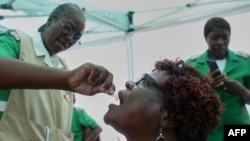 Une infirmière administre une dose de vaccin contre le choléra lors du lancement de la campagne de vaccination des personnes dans les zones touchées, à la polyclinique de Kuwadzana à Harare, le 29 janvier 2024. (Photo Jekesai NJIKIZANA / AFP)