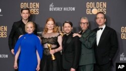 Dari kiri: Nicholas Braun, J. Smith-Cameron, Sarah Snook, Kieran Culkin, Alan Ruck, dan Matthew Macfayden berpose dengan piala serial televisi terbaik, drama "Succession" Globe Awards ke-81 di Beverly Hilton, Beverly Hills, California, 7 Januari 2024, (AP Photo/Chris Pizzello)