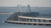 Pemandangan jembatan Krimea yang menghubungkan daratan Rusia dengan semenanjung di seberang Selat Kerch, Krimea, 17 Juli 2023. (Foto: Reuters)