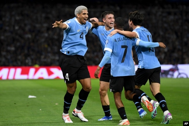 Ronald Araujo, 4, de Uruguay, celebra marcar el primer gol contra Argentina con sus compañeros durante un partido de fútbol de clasificación para la Copa Mundial de la FIFA 2026 en el estadio La Bombonera de Buenos Aires, Argentina, el jueves 16 de noviembre de 2023.