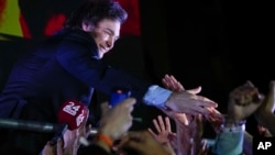 资料照片: 2023年11月19日自由进步联盟总统候选人哈维尔·米雷在阿根廷布宜诺斯艾利斯赢得总统决选后，在其竞选总部外向支持者致意。