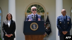 Rais wa Marekani Joe Biden, akiwa na Makamu wa Rais Kamala Harris (kushoto) huko Washington, DC, tarehe 25 Mei 2023. Picha na Mandel NGAN/AFP.