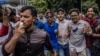 Para mahasiswa meneriakkan slogan-slogan saat mereka berunjuk rasa menuntut pengunduran diri Ketua Mahkamah Agung Bangladesh Obaidul Hassan, di depan Mahkamah Agung di Dhaka pada 10 Agustus 2024. (Foto: AFP)