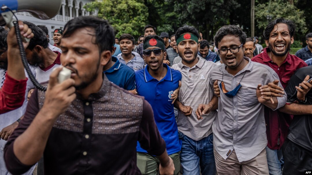 Para mahasiswa meneriakkan slogan-slogan saat mereka berunjuk rasa menuntut pengunduran diri Ketua Mahkamah Agung Bangladesh Obaidul Hassan, di depan Mahkamah Agung di Dhaka pada 10 Agustus 2024. (Foto: AFP)