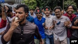 Para mahasiswa meneriakkan slogan-slogan saat mereka berunjuk rasa menuntut pengunduran diri Ketua Mahkamah Agung Bangladesh Obaidul Hassan, di depan Mahkamah Agung di Dhaka pada 10 Agustus 2024. (Foto: AFP)