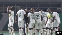 Jogadores do Mali comemoram o segundo golo contra a África do Sul, no Estádio Amadou Gon Coulibaly, em Korhogo, 16 janeiro d2024. (Fadel SENNA / AFP)