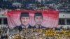 Sebuah spanduk raksasa pasangan capres-cawapres Prabowo Subianto dan Gibran Rakabuming Raka di antara para pendukung mereka di Jakarta, 25 Oktober 2023. (Antara Foto/Galih Pradipta/ via REUTERS)