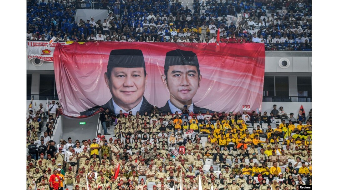 FILE - Spanduk raksasa paslon capres-cawapres Prabowo Subianto dan Gibran Rakabuming Raka di Jakarta, 25 Oktober 2023. (Antara Foto/Galih Pradipta/ via REUTERS)