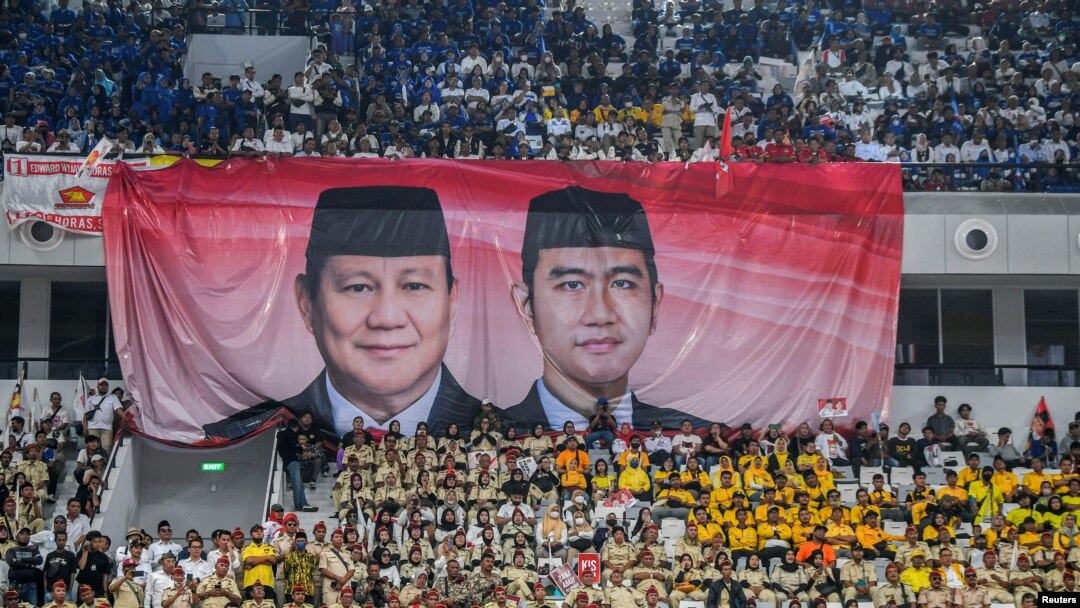 Sebuah spanduk raksasa pasangan capres-cawapres Prabowo Subianto dan Gibran Rakabuming Raka di antara para pendukung mereka di Jakarta, 25 Oktober 2023. (Antara Foto/Galih Pradipta/ via REUTERS)