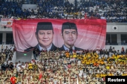 Spanduk raksasa bergambar calon presiden, Prabowo Subianto, dan cawapresnya, Gibran Rakabuming Raka, di Jakarta, 25 Oktober 2023. (Foto: Antara/Galih Pradipta via REUTERS)