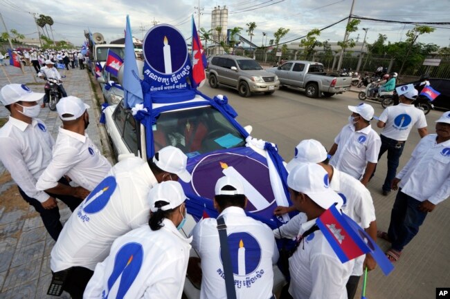 រូបឯកសារ៖ សកម្មជននិងក្រុមអ្នកគាំទ្រគណបក្សភ្លើងទៀនចូលរួមពិធីហែក្បួនក្នុងអំឡុងយុទ្ធការឃោសនា​បោះឆ្នោត​ក្រុមប្រឹក្សាឃុំសង្កាត់ នៅរាជធានីភ្នំពេញ កាលពីថ្ងៃទី ២១ ខែឧសភា ឆ្នាំ ២០២២។