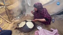 Gazzeli kadınlar kamplarda odun ateşinde ekmek pişirerek ailelerini geçindirmeye çalışıyor 