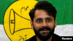 FILE: Jibran Nasir, pengacara HAM Pakistan, berbicara di kantornya saat berkampanye untuk pemilu di Karachi, 23 Juli 2018. (REUTERS/Akhtar Soomro)