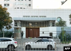一名武警士兵在以色列驻华大使馆大门处站岗。之前发生了一名以色列驻华大使馆雇员在北京街头遇刺事件。（2023年10月13日）