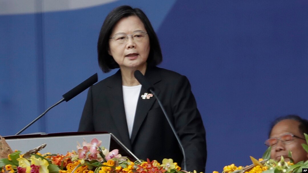 Presiden Taiwan Tsai Ing-wen berbicara di depan Gedung Kepresidenan di Taipei, Taiwan, 10 Oktober 2023. (Foto: AP)