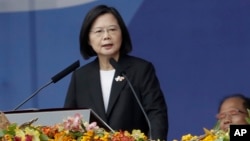 Presiden Taiwan Tsai Ing-wen berbicara di depan Gedung Kepresidenan di Taipei, Taiwan, 10 Oktober 2023. (Foto: AP)